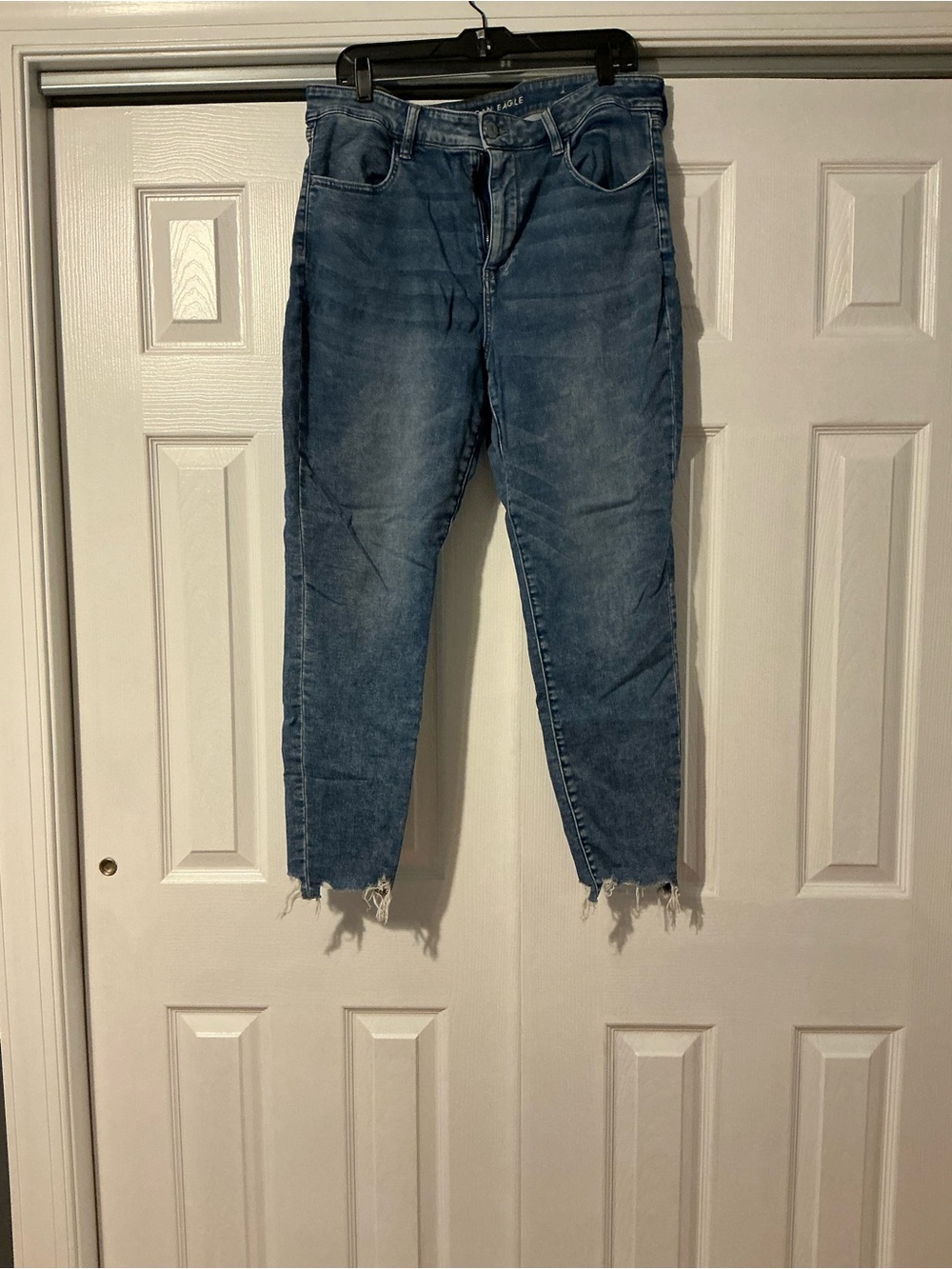 American Eagle Outfitters Distressed Cropped Blue Jeans